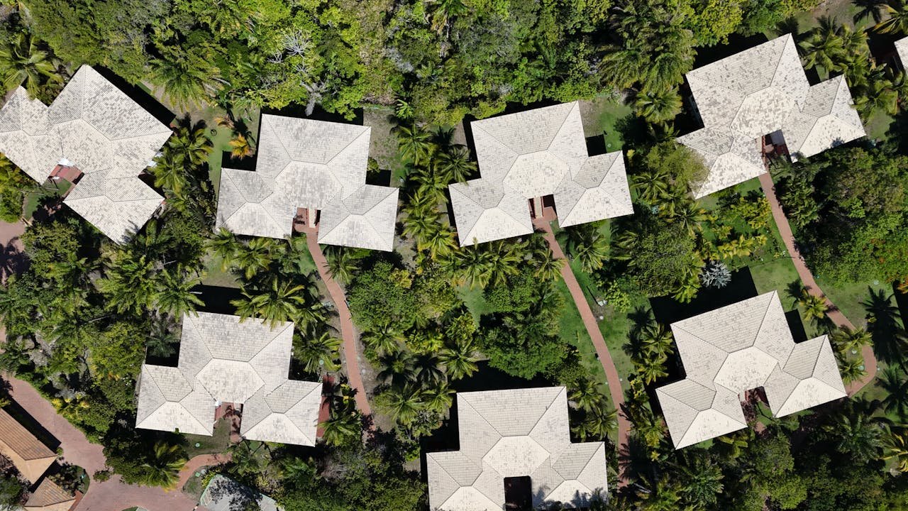why-choose-us-02 Stunning aerial view of tropical villas surrounded by lush greenery in Praia do Forte, Brazil.
